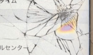 iPhoneモニターのヒビに滲みが出ている